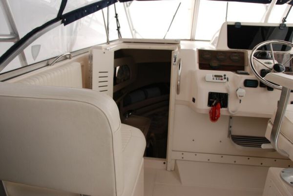 2037355_5.jpg - 2000 Grady White 300 Marlin - Cockpit